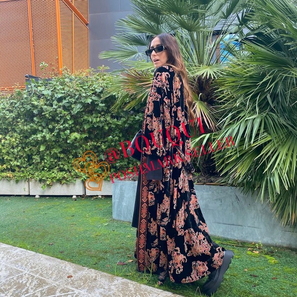 BLOGGERS FAV ZARA FLORAL PRINTED VELVET KIMONO - Picture 4 of 16